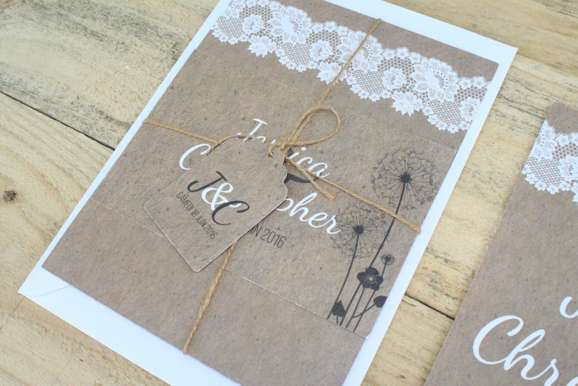 Faire-part en papier kraft avec motif dentelle –