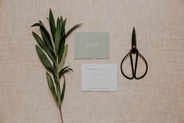 Carton rsvp faire-part mariage Green Chic vert végétal épuré mariage végétal blanc