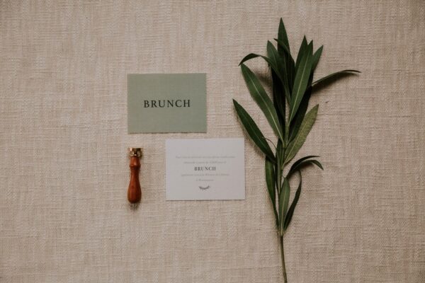 Carton brunch faire-part mariage Green Chic vert végétal épuré mariage végétal blanc