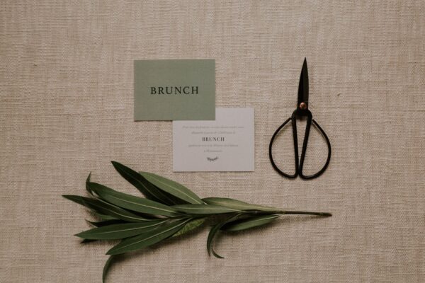 Carton brunch faire-part mariage Green Chic vert végétal épuré mariage végétal blanc