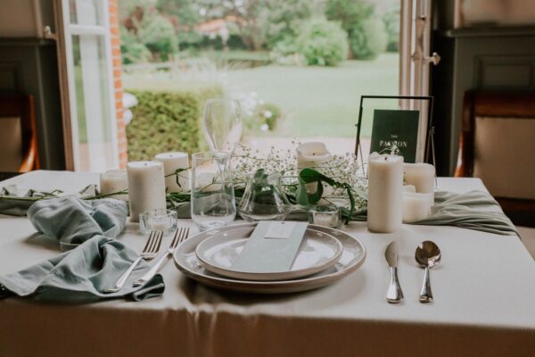 Table papeterie mariage Green Chic vert végétal épuré mariage végétal blanc