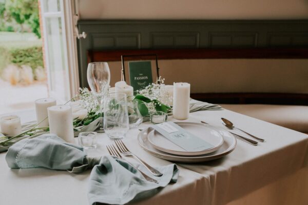 Table papeterie menu mariage Green Chic vert végétal épuré mariage végétal blanc