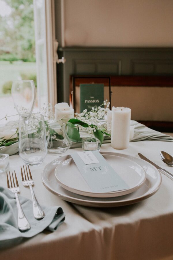 Table papeterie menu mariage Green Chic vert végétal épuré mariage végétal blanc