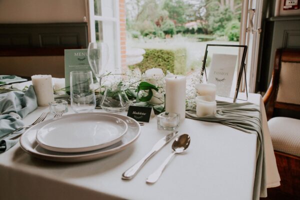 Table papeterie mariage Green Chic vert végétal épuré mariage végétal blanc