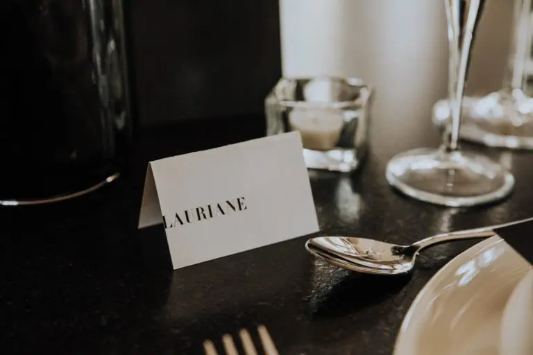 Marque-place black and white noir et blanc moderne lettering innovant graphique