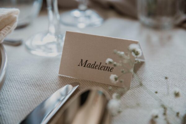 Marque-place table mariage nude rose gris beige élégant sobre
