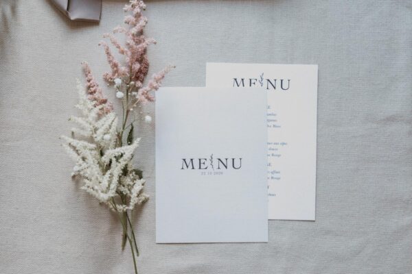 Menu table mariage nude rose gris beige élégant sobre