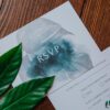 Carton RSVP mariage tropique feuillage vert et blanc