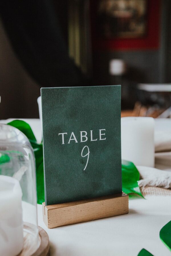 Plan de table mariage tropique feuillage vert et blanc