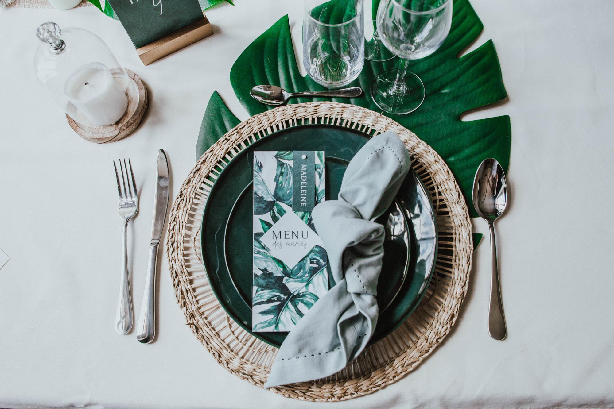 Menu individuel mariage tropique feuillage vert et blanc à l'aquarelle