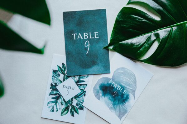 Plan de table mariage tropique feuillage vert et blanc à l'aquarelle