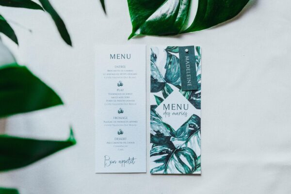 Menu individuel mariage tropique feuillage vert et blanc