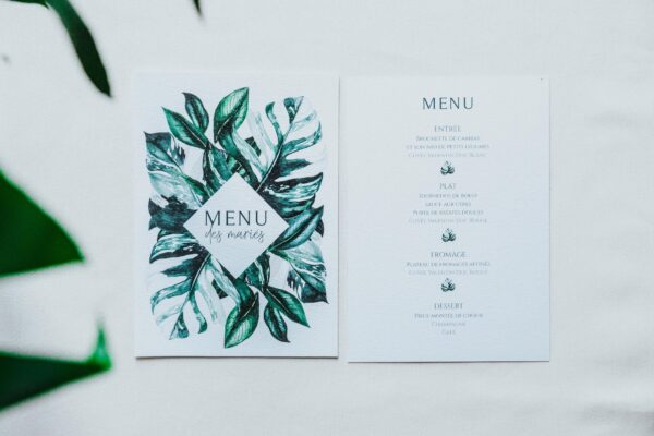 Menu mariage tropique feuillage vert et blanc à l'aquarelle