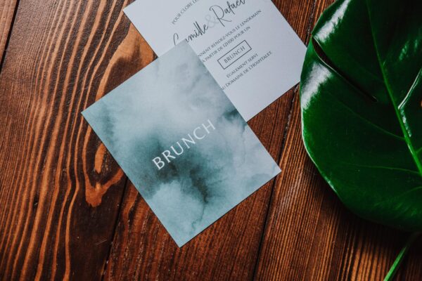 Carton brunch mariage tropique feuillage vert et blanc