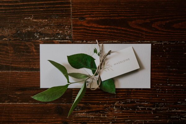 Étiquette nom individuelle perforée mariage végétal feuille eucalyptus