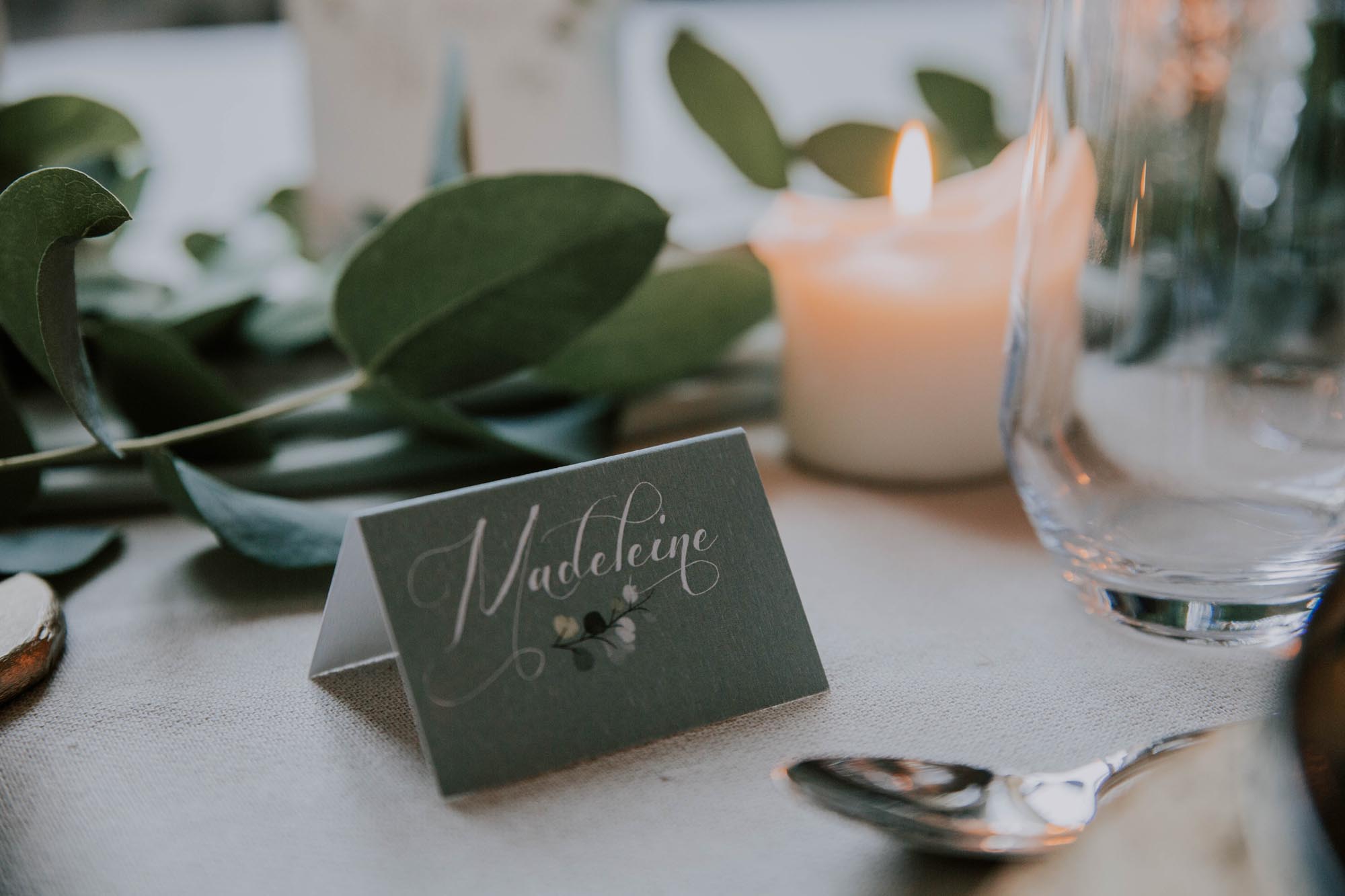 Marque-place vert table mariage végétal feuille eucalyptus