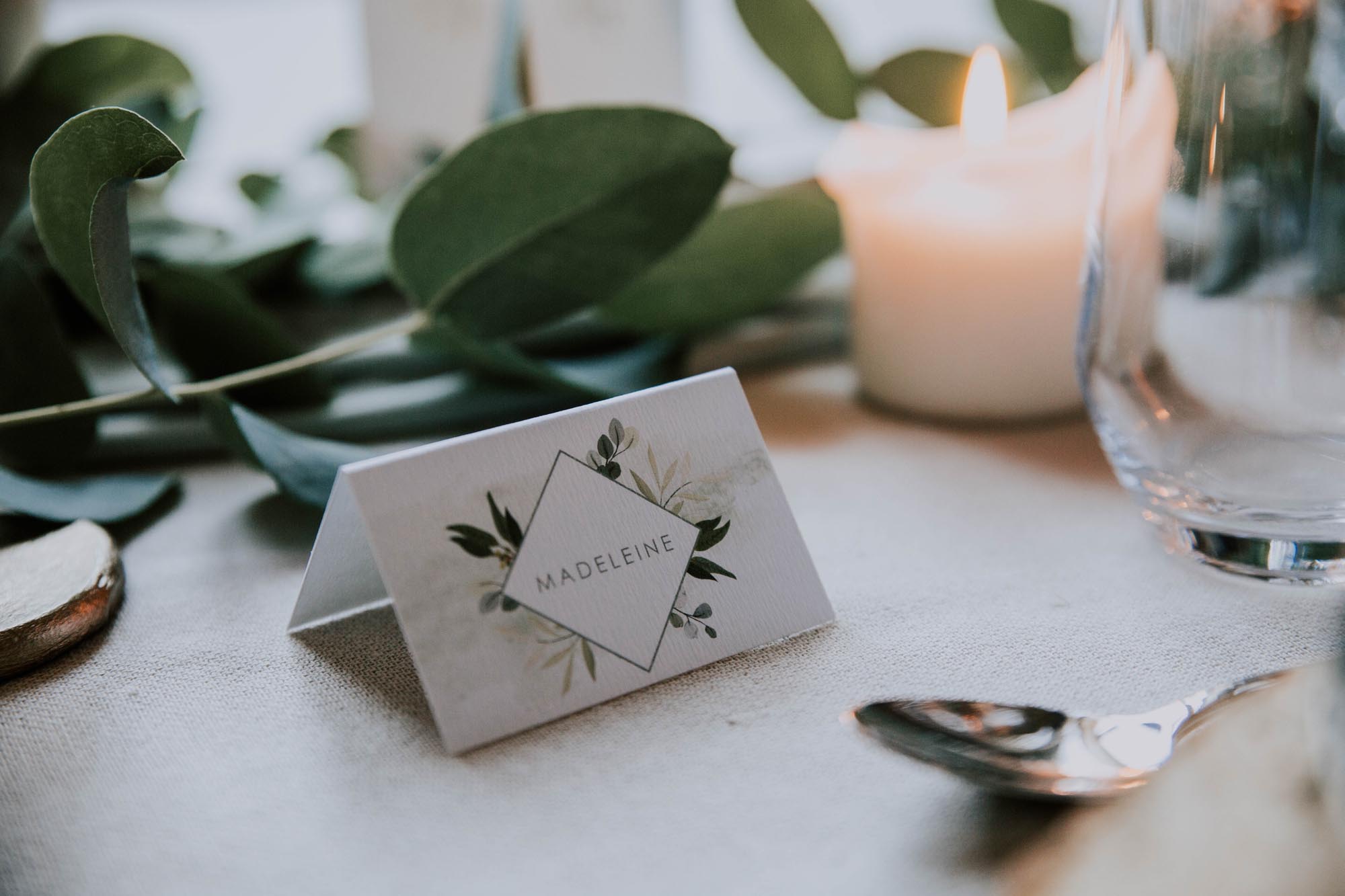 Marque-place blanc table mariage végétal feuille eucalyptus