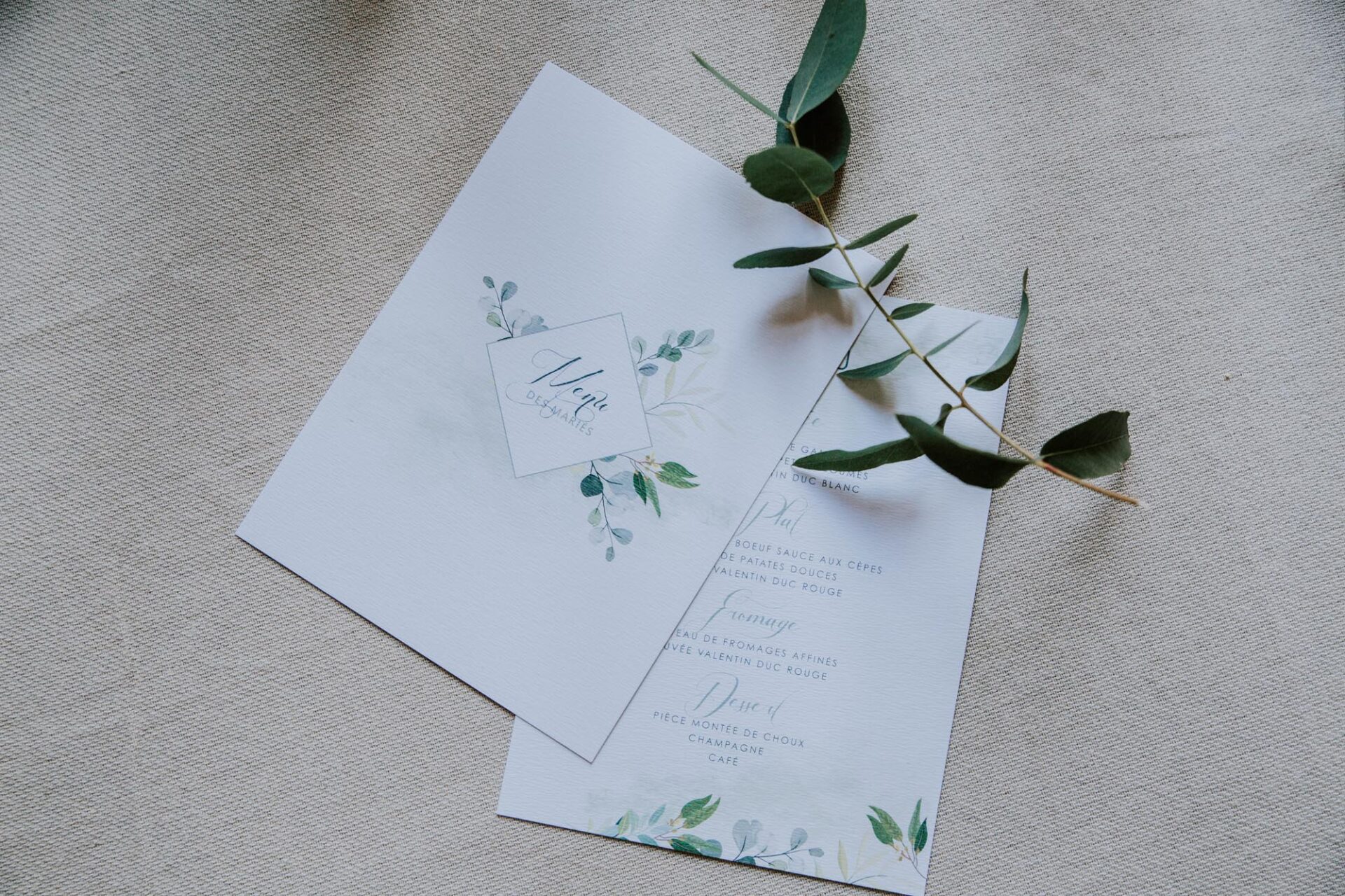 Menu table mariage végétal feuille eucalyptus