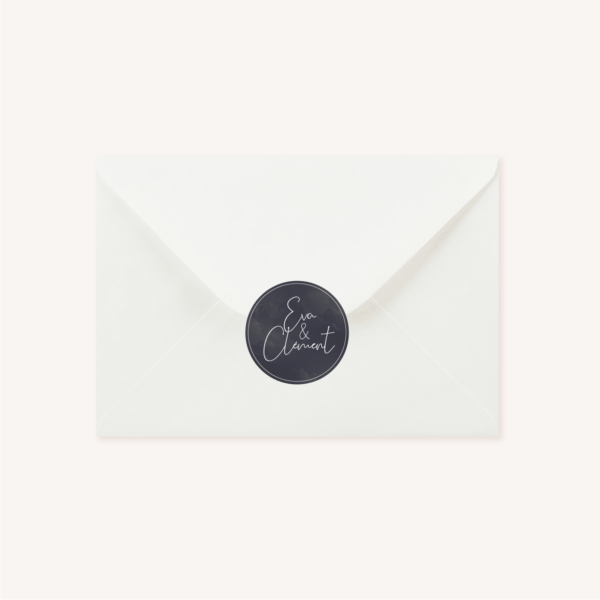 Enveloppe blanche avec étiquette personnalisée ronde pour faire-part de mariage aux thèmes nuit, étoiles, nuages, rêves, comètes et couleurs gris, blanc, or