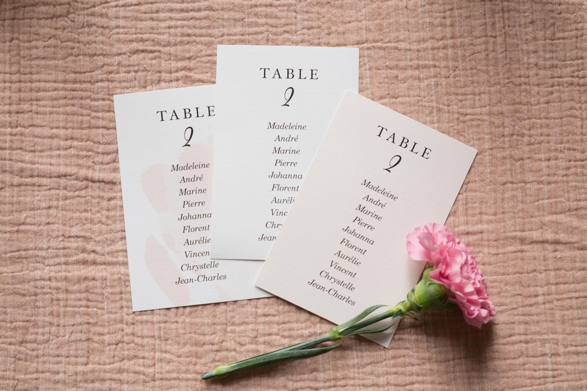 Plan de table invités mariage collection Blush couleurs rose, rose poudré, rose clair, blanc, mariage thèmes doux, romantique