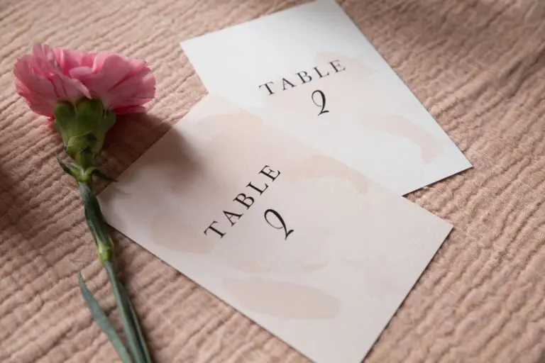 Nom de table invités mariage collection Blush couleurs rose, rose poudré, rose clair, blanc, mariage thèmes doux, romantique