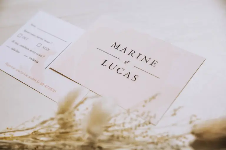 RSVP mariage blush couleurs rose, rose poudré, rose clair, blanc, mariage thèmes doux, romantique