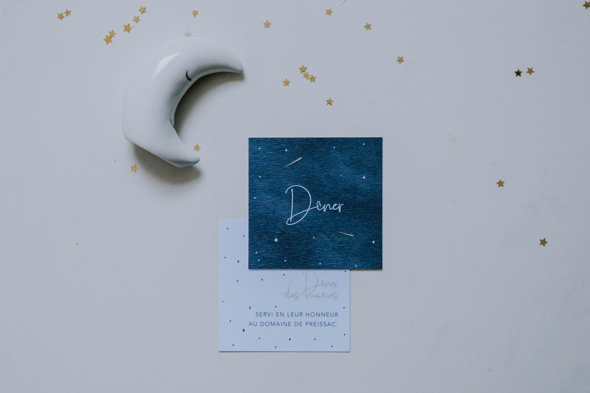 Carton invitation dîner de mariage aux thèmes nuit, étoiles, nuages, rêves, comètes et couleurs gris, blanc, or