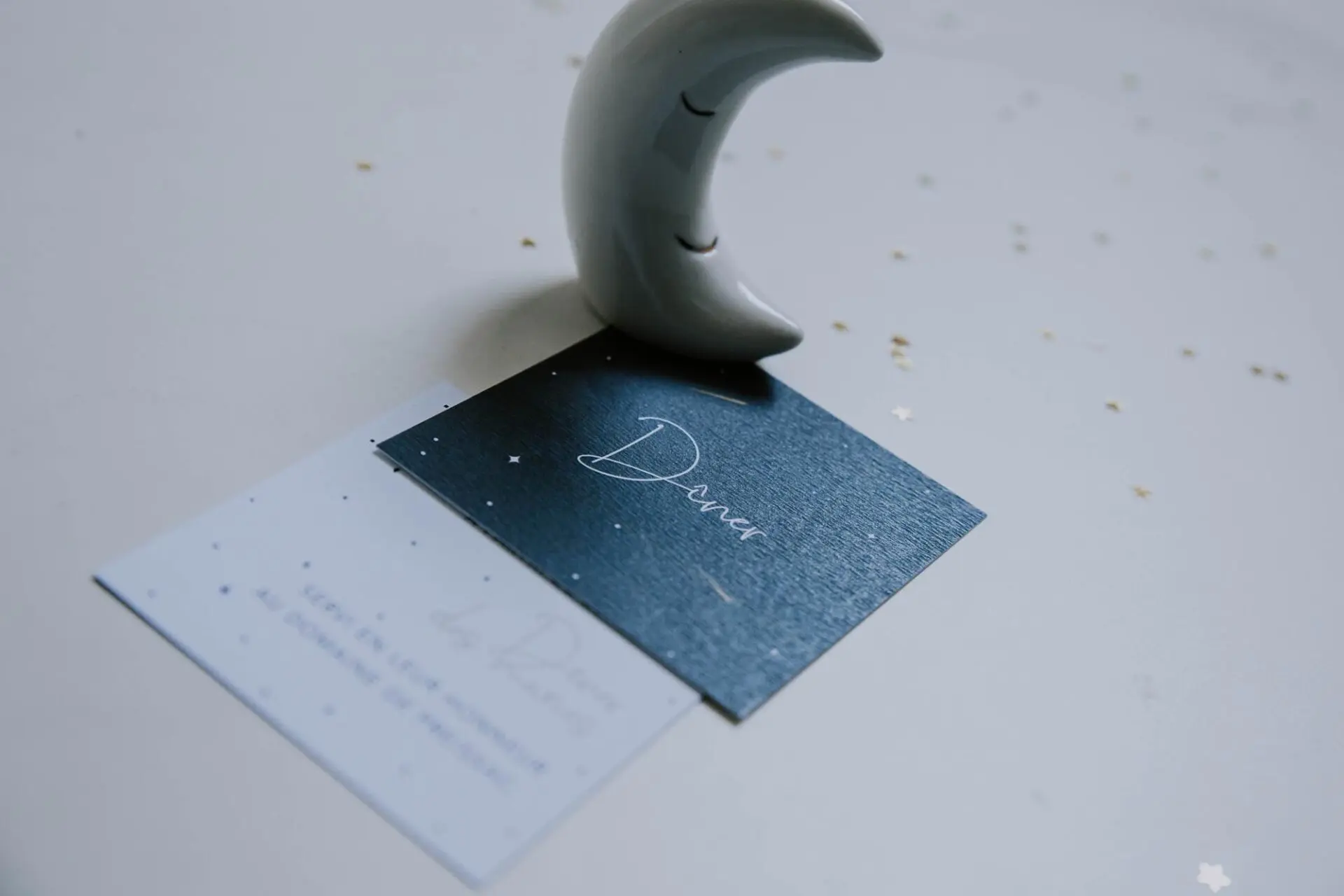 Carton invitation dîner de mariage aux thèmes nuit, étoiles, nuages, rêves, comètes et couleurs gris, blanc, or