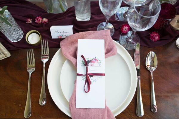 Menu mariage burgundy fleurs bordeaux eucalyptus