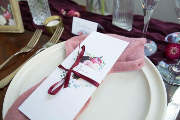 Menu mariage burgundy fleurs bordeaux eucalyptus