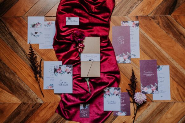 Faire-part mariage burgundy fleurs bordeaux eucalyptus