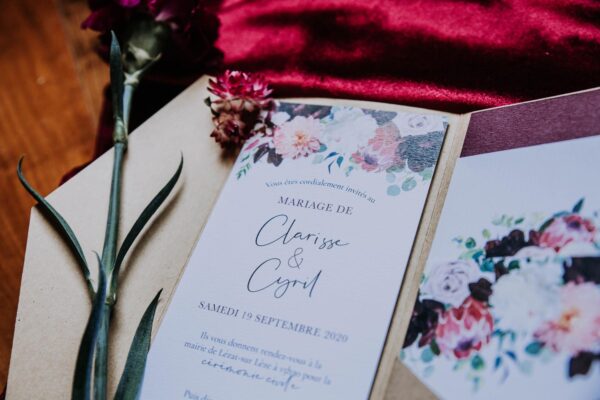 Faire-part mariage burgundy fleurs bordeaux eucalyptus