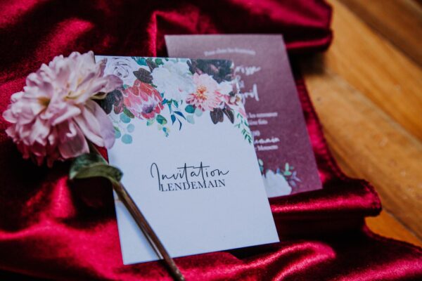 Faire-part mariage burgundy fleurs bordeaux eucalyptus