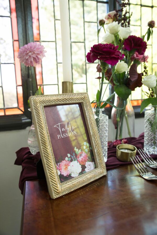 Nom de table mariage burgundy fleurs bordeaux eucalyptus