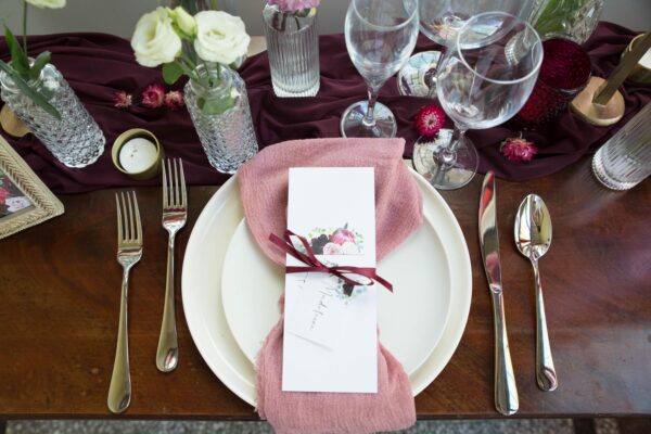 Menu mariage burgundy fleurs bordeaux eucalyptus