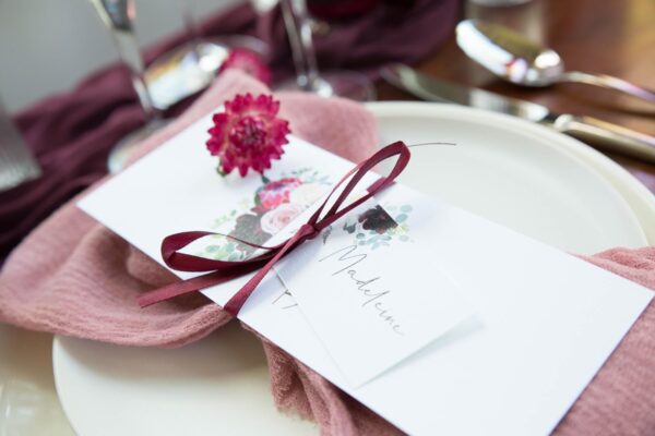 Menu mariage burgundy fleurs bordeaux eucalyptus