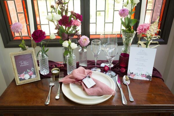 Table mariage burgundy fleurs bordeaux eucalyptus