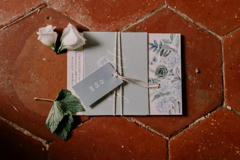 Faire-part fleurs bleues jardin printanier mariage fleuri bleu